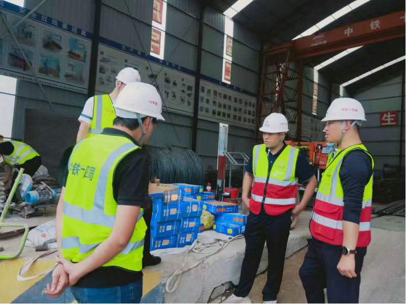 中鐵建重慶軌道交通15號(hào)線二期總承包部16標(biāo)項(xiàng)目部中梁山隧道進(jìn)口鋼筋加工車間大干促洞通